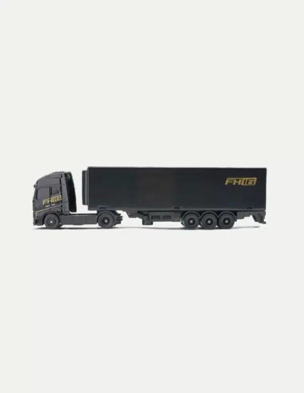 Maisto 1:87 Volvo FH16 Globetrotter 750 XXL Diecast Truck Model – Black with Detachable Trailer