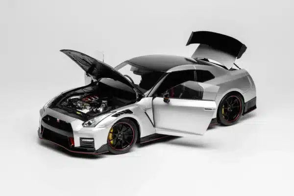 [PRE-ORDER] Motorhelix 1:18 Nissan GT-R NISMO (R35) Special Edition 2022 – Ultimate Metal Silver