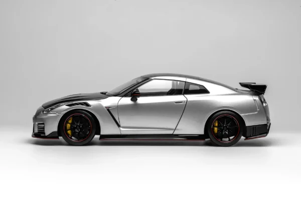 [PRE-ORDER] Motorhelix 1:18 Nissan GT-R NISMO (R35) Special Edition 2022 – Ultimate Metal Silver