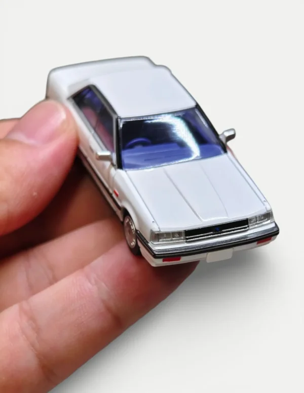 Tomytec TLV-N 1:64 Nissan Skyline 4-door HT 1800 Passage (1985) LV-N351a