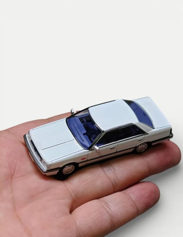 Tomytec TLV-N 1:64 Nissan Skyline 4-door HT 1800 Passage (1985) LV-N351a